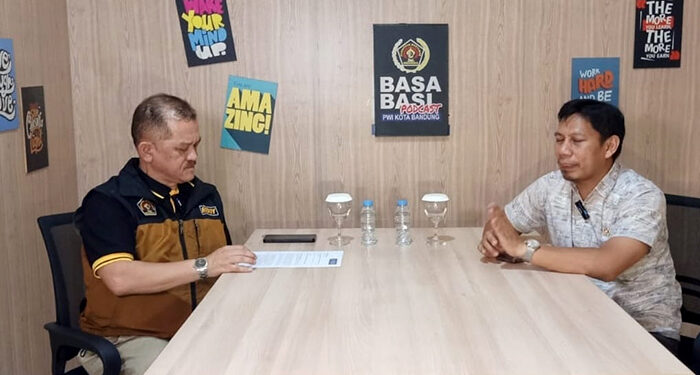 Ketua Komisi IV DPRD Kota Bandung, H. Iman Lestariyono S.Si., S.H. saat menjadi narasumber di Basa Basi Podcast Pokja PWI Kota Bandung, Jum'at (10/1/2025) sore.