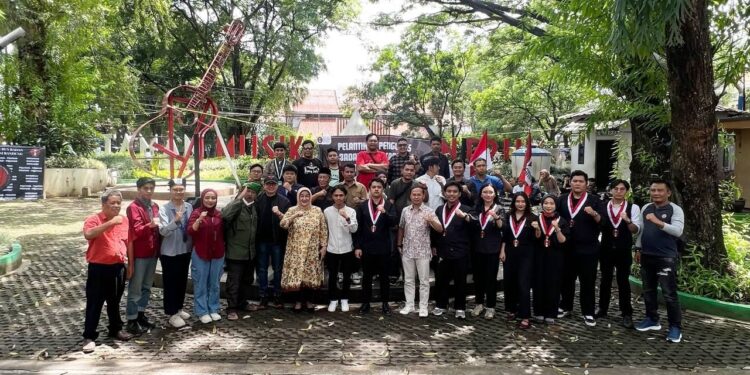 Wakil Ketua III DPRD Kota Bandung, Rieke Suryaningsih, S.H., menghadiri undangan Pelantikan Pengurus Badan Kerja GMNI Cabang Bandung Periode 2024-2026, di Taman Musik, Kota Bandung, Sabtu, 11 Januari 2025. Ariel/Humpro DPRD Kota Bandung.