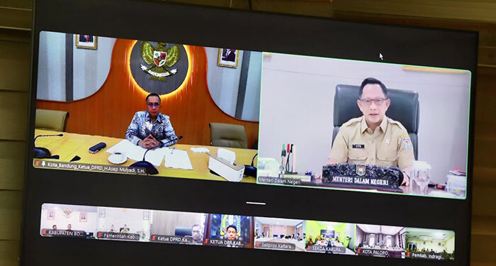 Ketua DPRD Kota Bandung H. Asep Mulyadi, S.H., mengikuti rapat koordinasi para Ketua DPRD se-Indonesia secara virtual yang dipimpin oleh Mendagri, Drs. Jenderal Muhammad Tito Karnavian M.A., Ph.D., di Ruang Rapat Bamus, Senin, 3 Februari 2025. Ajie/Humpro DPRD Kota Bandung.