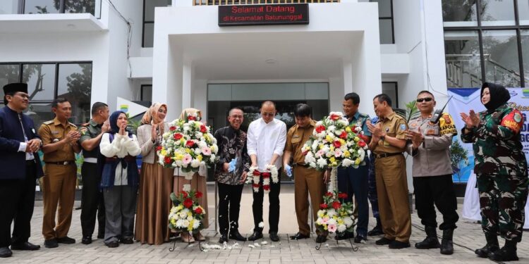 Ketua DPRD Kota Bandung, H. Asep Mulyadi, S.H., bersama Pj Wali Kota Bandung A. Koswara, menghadiri Peresmian Gedung Kantor Kecamatan Batununggal, di Jalan Venus, Kota Bandung, Selasa, 4 Februari 2025. Indra/Humpro DPRD Kota Bandung.