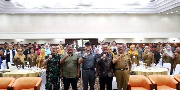 Pimpinan DPRD Kota Bandung, Dr. H. Edwin Senjaya, S.E., M.M., bersama Anggota Komisi IV DPRD Kota Bandung, Elton Agus Marjan, menghadiri Musrenbang Kecamatan Bandung Kidul, di Hotel Horison, Bandung, Selasa, 4 Februari 2025.  Nuzon/Humpro DPRD Kota Bandung.