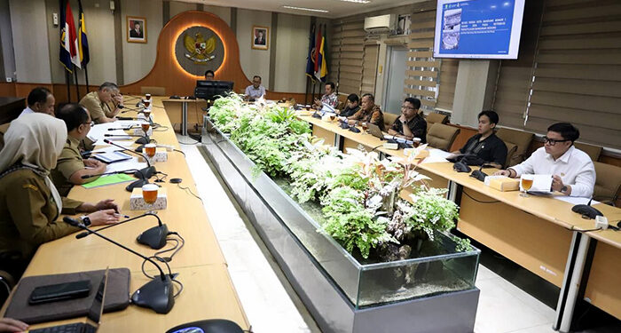 Pimpinan dan Anggota Bapemperda DPRD Kota Bandung melaksanakan rapat kerja terkait evaluasi Perda Nomor 1 Tahun 2024 tentang Pajak Daerah dan Retribusi Daerah, di Ruang Rapat Bamus, Selasa, 25 Februari 2025. Indra/Humpro DPRD Kota Bandung.