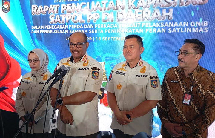 Direktur Jenderal Bina Administrasi Kewilayahan, Safrizal ZA saat memberikan keterangan kepada wartawan usai Rapat Penguatan Kapasitas Satpol PP, di Kampus IPDN Jatinangor