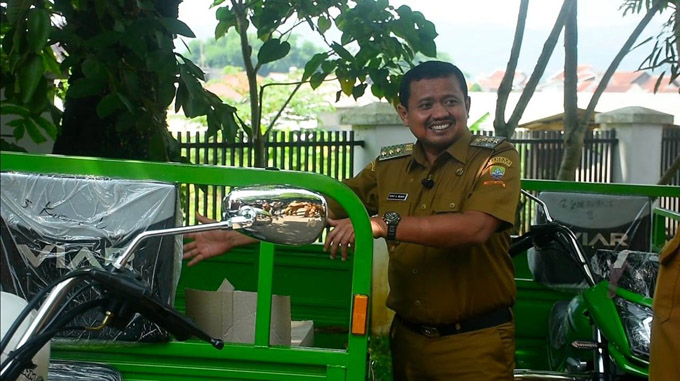 Bupati Sumedang Serahkan Unit Motor Sampah untuk 38 Desa