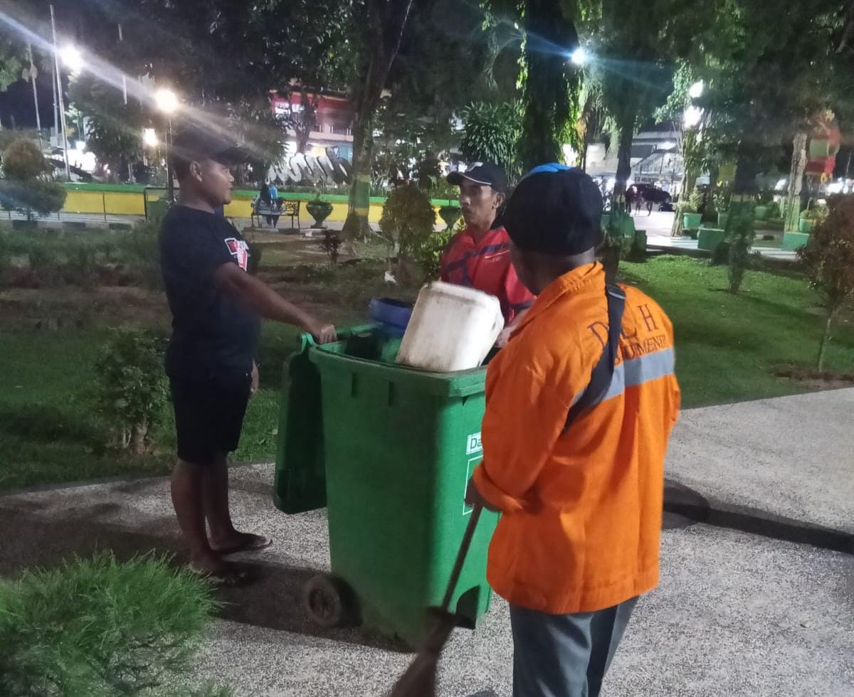 DLH Sumenep Lakukan Aksi Bersih Lingkungan di Taman Bunga Selama Ramadhan