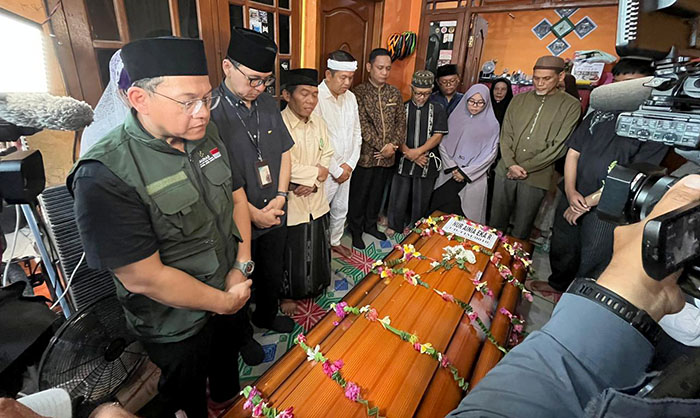BAZNAS Jabar Dampingi Gubernur Dedi Mulyadi Salurkan Santunan Korban Kecelakaan KRL–KA Argo Bromo Anggrek di Bekasi