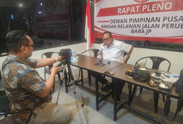 Ketua Umum BaraJP, Willem Frans Ansanay saat diwawancarai wartawan